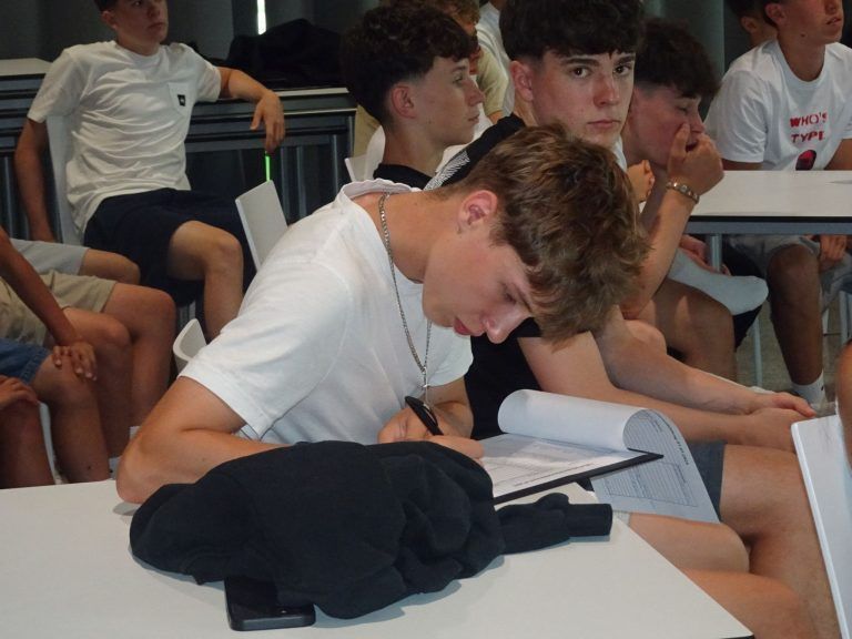 Pfeifen statt nur kicken: Die Ausbildung eröffnet neue Möglichkeiten im Fußball – vielleicht sogar eine Schiedsrichterlaufbahn.