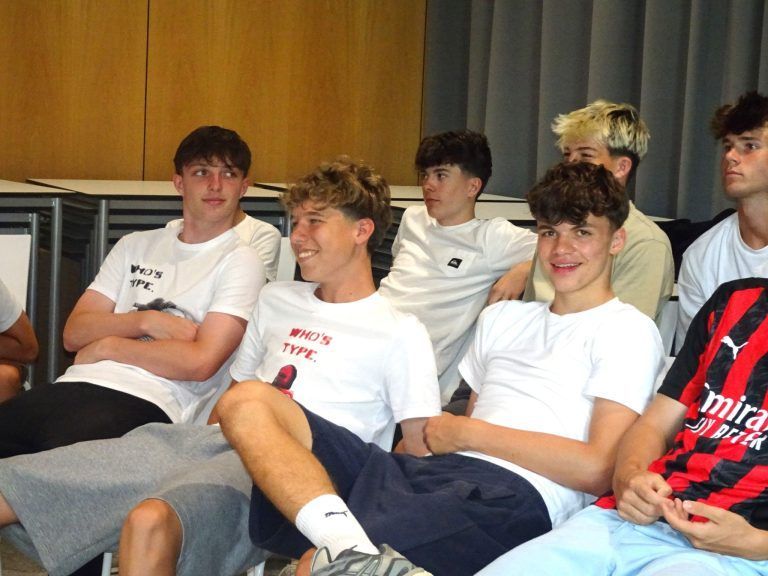 Pfeifen statt nur kicken: Die Fußballerinnen und Fußballer des Sportgymnasiums erlebten den Sport erstmals aus Sicht eines Schiedsrichters.