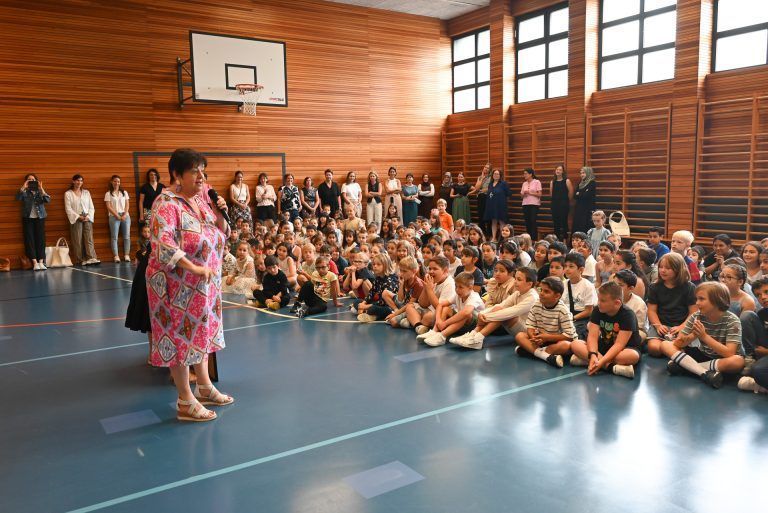 Volksschullehrerin nach 45 Jahren in Pension verabschiedet: Frau Müller freute sich über die vielen wertschätzenden Worte.