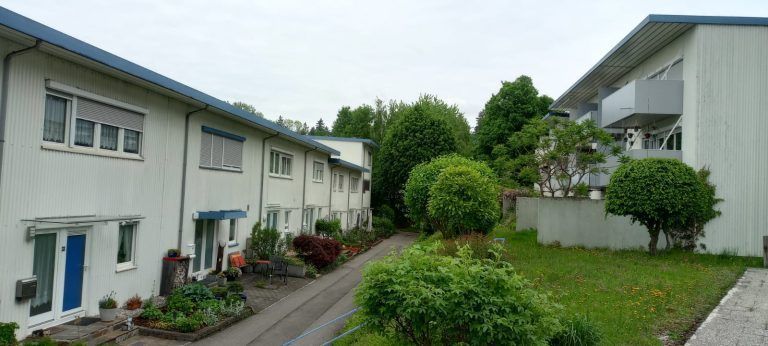 Wohnanlage Götzis-Eichbühelweg – 50 Jahre: Das Gegenteil einer verdichteten Bauweise. Die bebaute Fläche nimmt lediglich 1/3 der Gesamtfläche ein.
