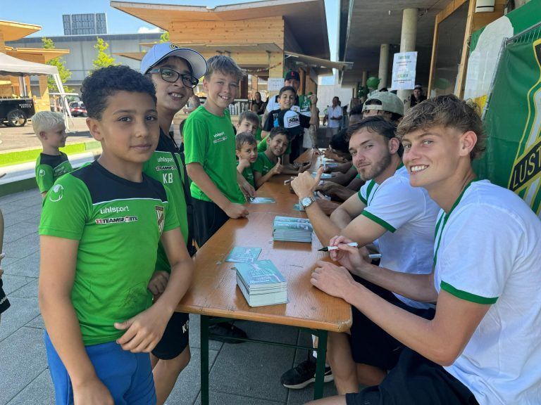Nachwuchs feiert Saisonabschluss: Viele ließen sich die Autogrammstunde der Spieler nicht entgehen. (Aberer)