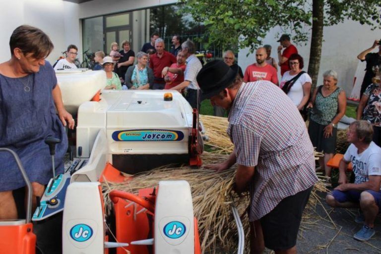 Käsklatsch starten in seine 27. Saison: Das Projekt „Brot aus Getreide-Selbstversorgeranbau, von der Aussaat bis auf den Tisch“, wird beim Käsklatsch live gezeigt – einschließlich dreschen (Bild) oder mahlen.