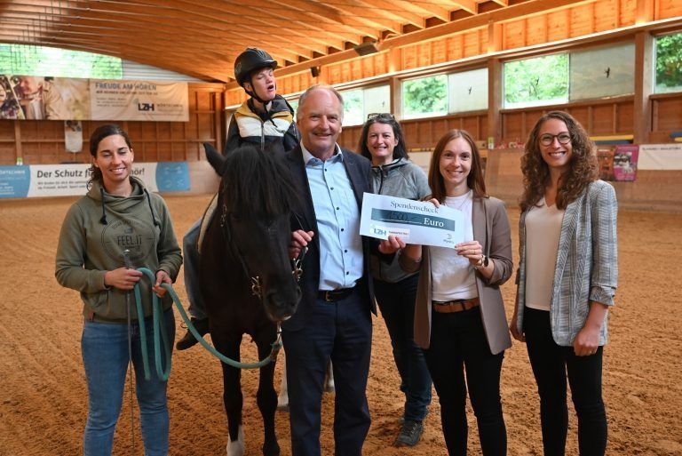 Silvia Muhr (2.v.r.) und Bianca Rinderer (rechts) von der Firma Hydro Extrusions Austria überreichten LZH-Geschäftsführer Johannes Mathis eine Spende für den Therapiestall.