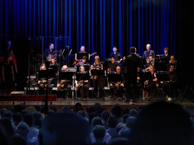 Jubiläumskonzert: 10 Jahre Cadillac Jazz Chor: Die Big Band wurde von Jan Ströhle geleitet (Bild Manuel Hämmerle)