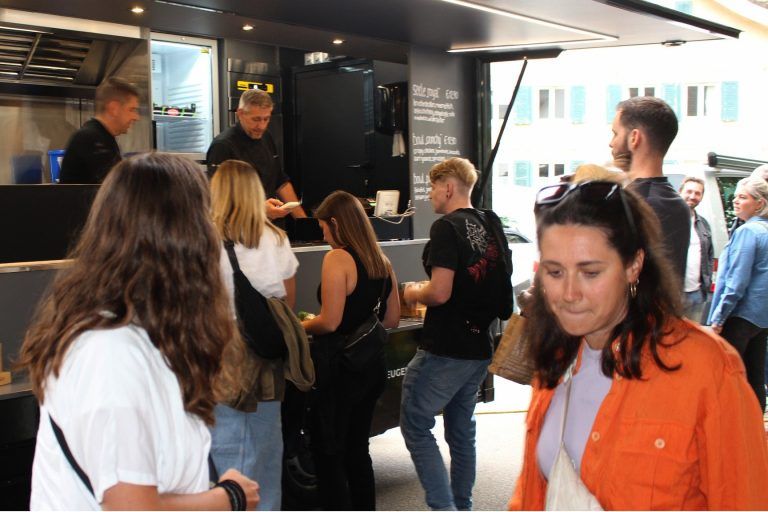 „Käsklatsch-Zugabe“ als Pilotprojekt: Dank flexibel parkbarem Food Truck war die Verlegung des Konzerts in den Saal problemlos möglich.  