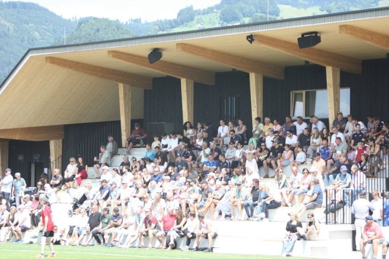 Neue Sportstätte „An der Ratz“ in Röthis feierlich eröffnet: Hunderte Gäste besuchten die Eröffnung.