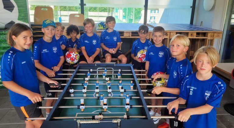 Mach mit beim „Leiblachtaler Fußball-Nachwuchs-Camp“ in Lochau: Spiel und Spaß in der Gemeinschaft bestimmen das „Leiblachtaler RAIFFEISEN Fußball-Nachwuchs-Camp“ im Stadion Hoferfeld in Lochau.