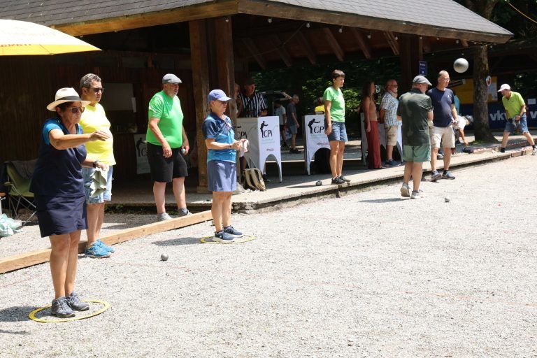 Pétanque-Spieler:innen strömten nach Rankweil: Jede/r hat seine eigene Wurftechnik.