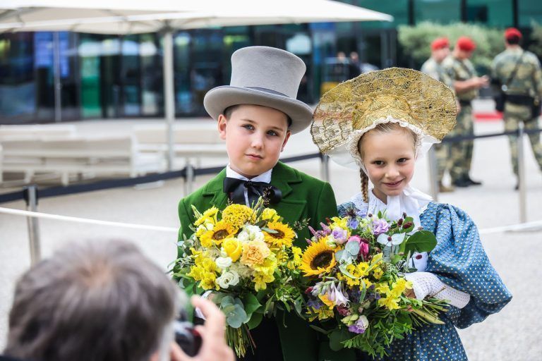 "Den Blumenstrauß habe ich von Frau Wallner bekommen"