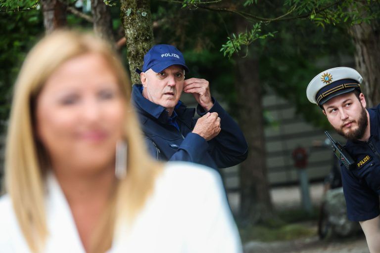 "Den Blumenstrauß habe ich von Frau Wallner bekommen"