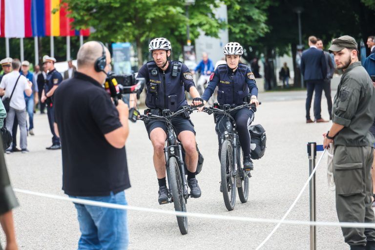"Den Blumenstrauß habe ich von Frau Wallner bekommen"