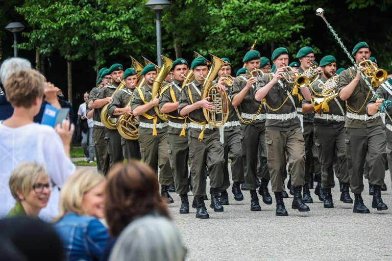 "Den Blumenstrauß habe ich von Frau Wallner bekommen"