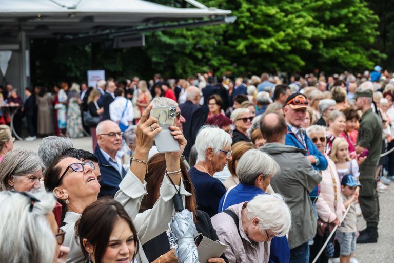 "Den Blumenstrauß habe ich von Frau Wallner bekommen"