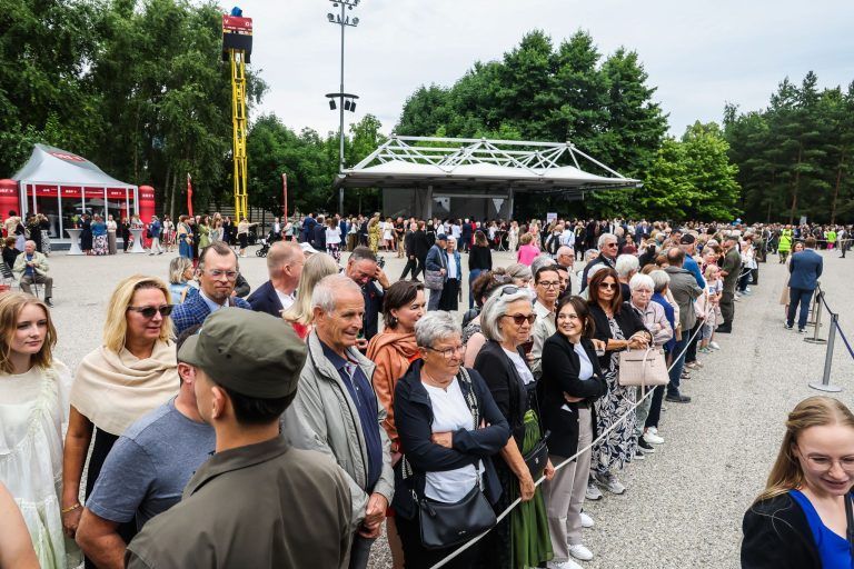 "Den Blumenstrauß habe ich von Frau Wallner bekommen"