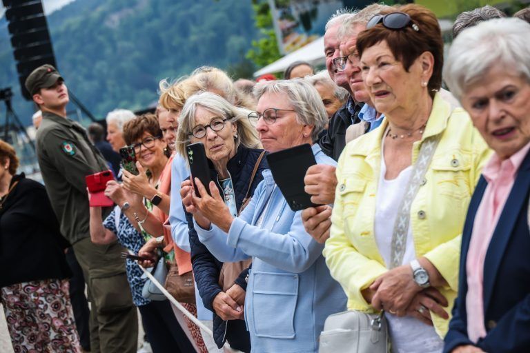 "Den Blumenstrauß habe ich von Frau Wallner bekommen"