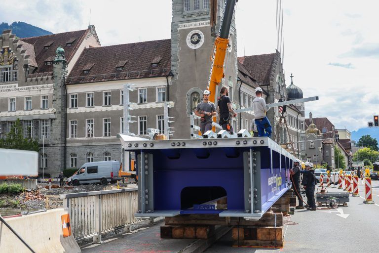 "Hier muss jeder Handgriff sitzen" – 75,5 Tonnen Stahl schwebten über der Ill