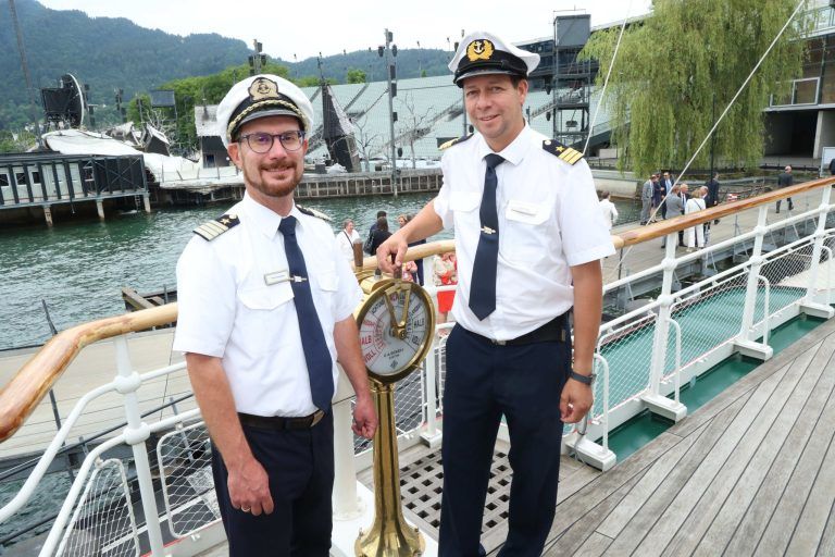 Bodenseeerlebnis für Prominenz: Kapitän Felix Brandauer und Schiffsführer Philip Nachbaur.