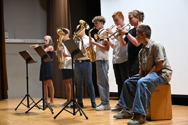 Feierliche Verabschiedung: Schüler der Mittelschule Klostertal umrahmten den Festabend in der Klostertalhalle.
