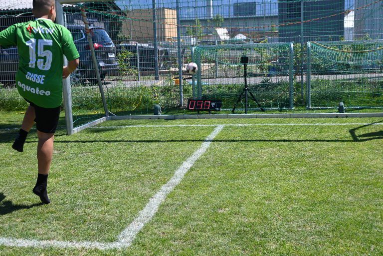Nachwuchs feiert Saisonabschluss: Beim Torwandschießen konnten die Kinder die Geschwindigkeit ihres Schusses messen. (bvs)