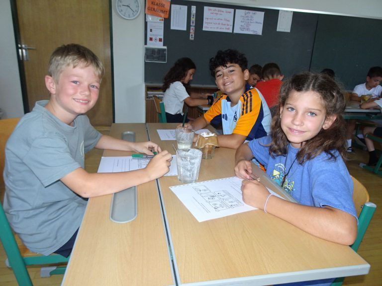 Forschen macht Schule: Begeistert vom Experimente-Tag an ihrer Schule: Paul, Deniz und Hanna.