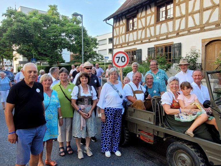 Leiblachtaler Jubiläums-Jahrgänger-Treffen in Lochau: Gemeinsam marschieren die Jahrgänger-Gruppen zusammen mit dem Musikverein Lajen aus Südtirol als Gastmusik und der Jungmusik Lochau durch den Ort zur Open-Air-Arena im Schulhof. Mit dabei sind auch Oldie-Jeeps und verschiedene Oldtimer.