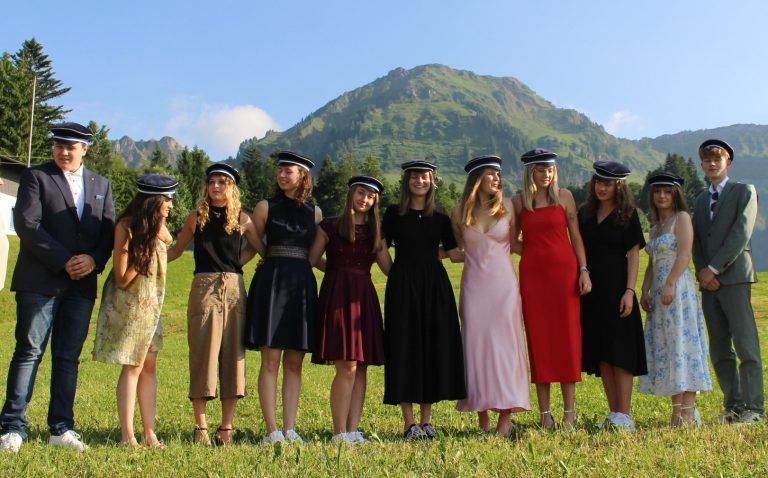 Eine Schule mit starker Strahlkraft: Zu den neun Auszeichnungen kamen auch noch elf gute Erfolge: Kilian Lutz, Anabel Scheiderbauer, Jana Moosbrugger, Lea Hager, Katrina Geser, Hannah Künzler, Norea Sanna Gamon, Annika Schwarzmann, Theresa Wolf, Bianca Martha Sutterlüty und Georg Ober (v. l.).