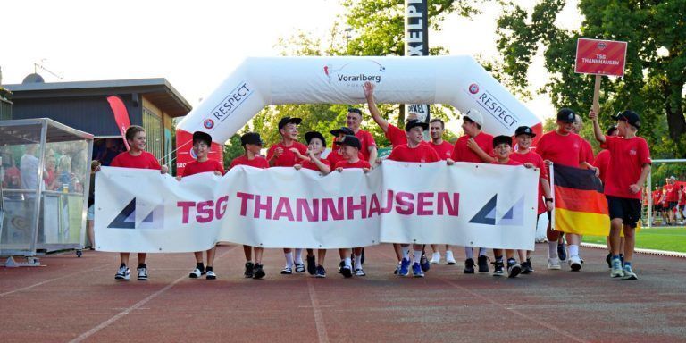 Dornbirn begeistert mit Premiere des internationalen „Vorarlberg Pokal“: Mit großer Begeisterung kamen die Teams ins Stadion.