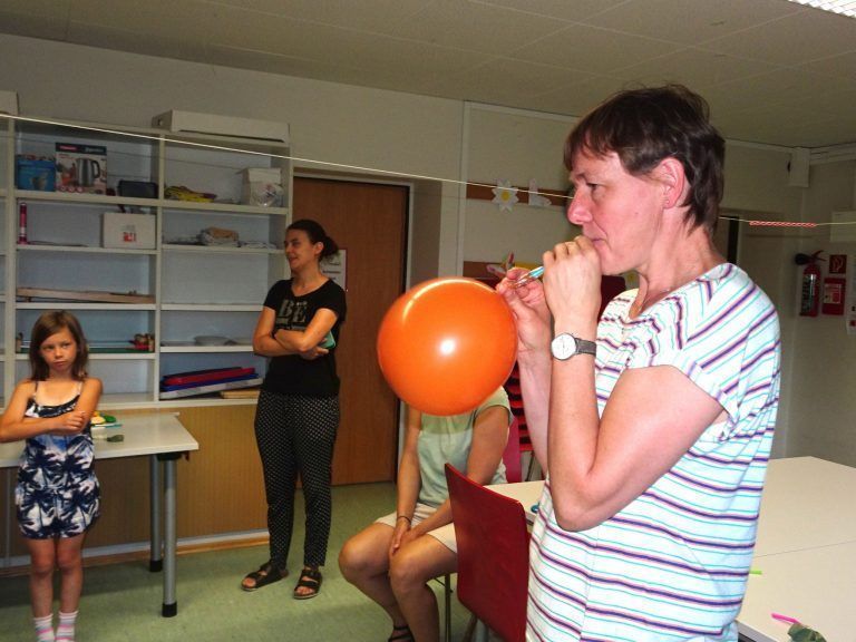 Forschen macht Schule: In der Schulküche drehte sich alles um Luft(ballons).