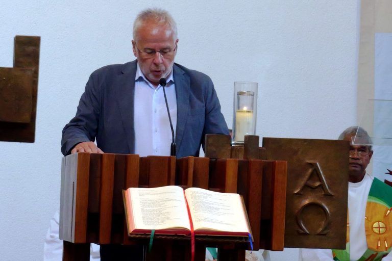 Kreuz, Kugel und Hahn in neuem Glanz: Bürgermeister Thomas Lampert zeigte sich erfreut, dass der Kirchturm nun wieder komplett ist.