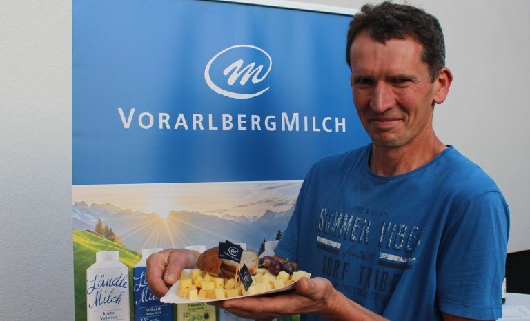 Käsklatsch-Auftakt wie im Bilderbuch: Jürgen Bereuter und sein V-Milch-Team versorgten die Gäste traditionell mit Käse-Informationen und leckeren Käsehäppchen.