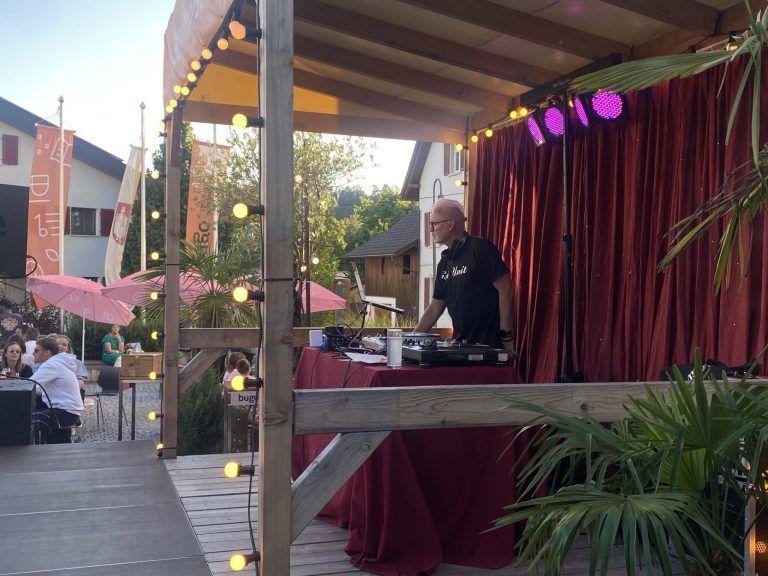 Starker Auftakt der Sommersessions in Göfis mit Rapper Bada : DJ Hades machte den Voract