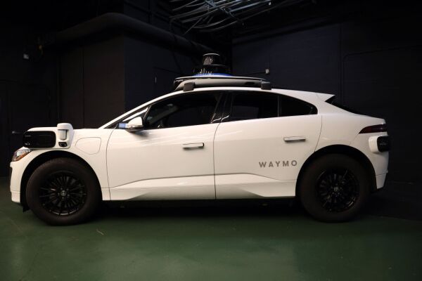 Robotaxis von Waymo und Tesla im Wettstreit