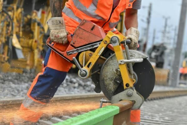 &#8220;Großer Bahnhof&#8221; für die erste Schiene aus Wasserstoff-Stahl