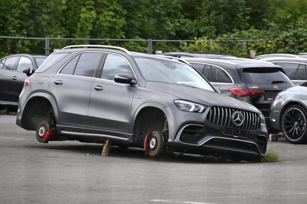 Millionen Fälschungen von Mercedes-Produkten beschlagnahmt