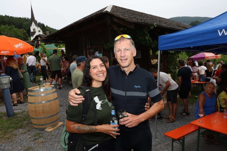 Messe, Musik und Genuss im Klauser Rebgarten: Sonja und Andreas.