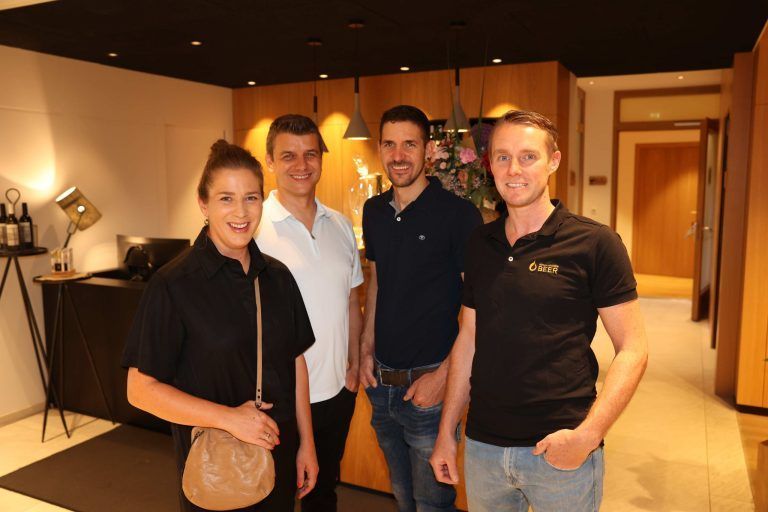 "Heldenhüpferei" im Auer "Adler" : Isabell und Clemens Sutter (Raiba), Christian Beer und Michael Fetz (beide Installateur Fetz).