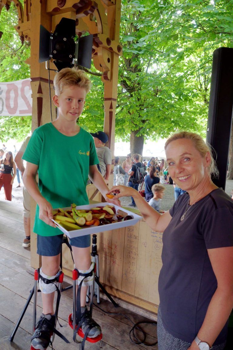 Seit 20 Jahren Gaudi für die Kinder: Obst auf Stelzen: Gesunde Snacks erfreuten sich am Fest großer Beliebtheit.