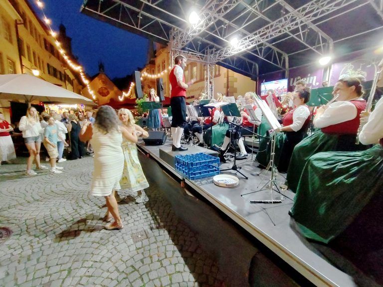 Vor der Bühne wurde gut gelaunt das Tanzbein geschwungen.