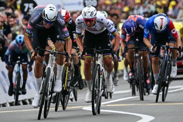Van der Poel mit Sieg im Klassikerstil zur Tour-Führung