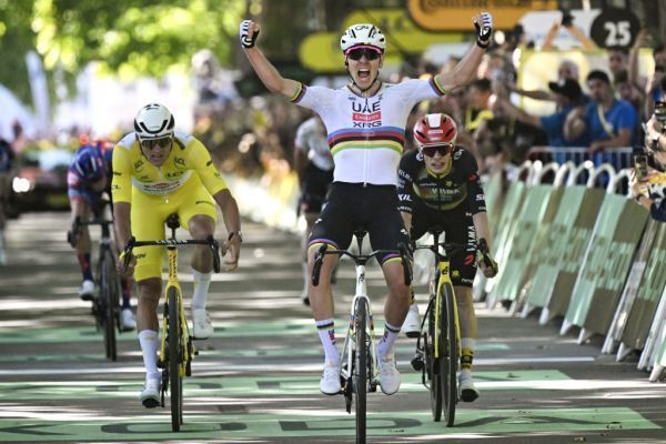 Pogacar holt nach spektakulärem Finish 100. Sieg als Profi