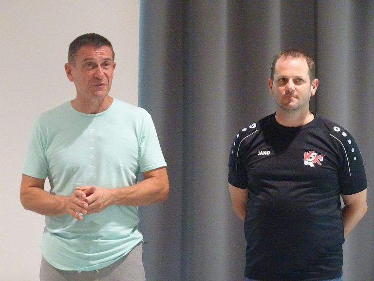 Pfeifen statt nur kicken: Andreas Kopf (li.) freute sich über das Interesse und hofft, dass einige der Neulinge sich in Sachen Schiedsrichter vielleicht noch weiterbilden.