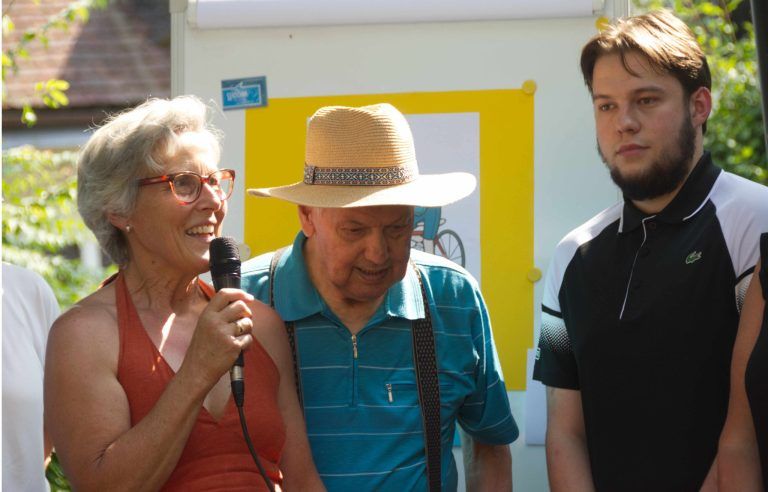 Finanzierung für ausgezeichnetes Projekt gesichert: Olga King erläutert das Projekt, Josef Gunz (Gesang), Julian Klocker (Projekt)