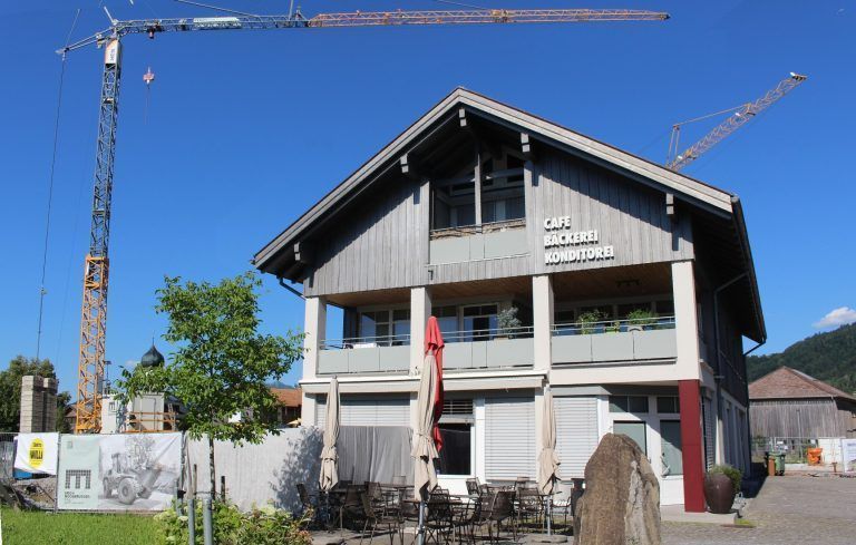 Traditions-Bäckerei wird zukunftsfit: Das Bestandsgebäude mit Café und Laden bleibt im Wesentlichen unverändert, neu ist u. a. die Möglichkeit, von da aus einen Blick in die Produktion zu werfen, denn die neue Backstube ist als Schaubäckerei konzipiert.