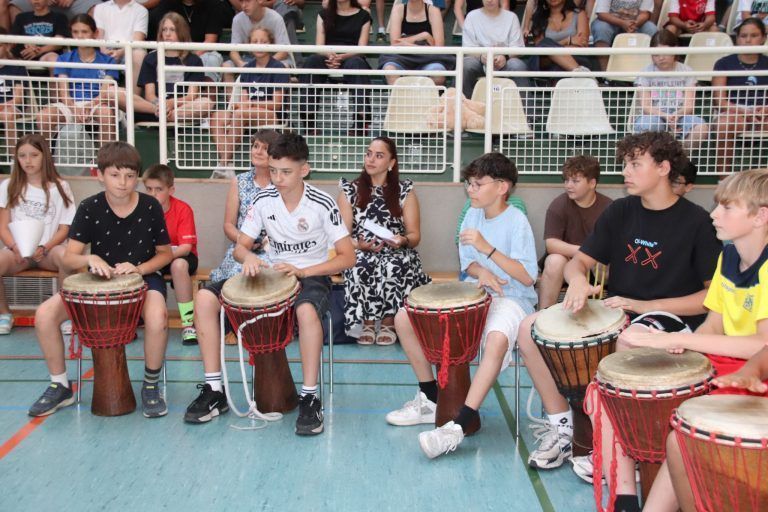 Die 2c Klasse eröffnete mit einer Trommel-Percussion die Schulveranstaltung. (Foto: NAM)