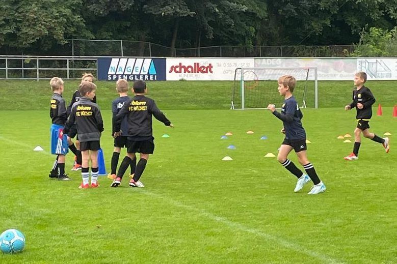 Erfolgreiches Sommercamp des FC Höchst: Mit Technikübungen wurde das fußballerische Können verbessert.