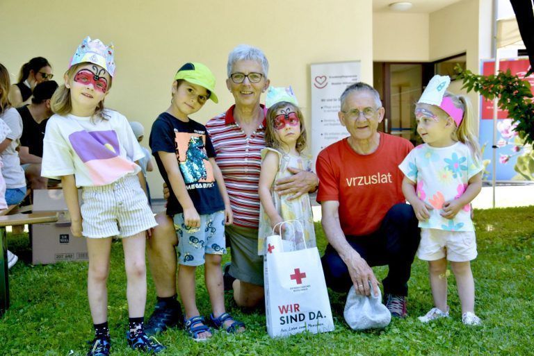 Starkes Zeichen für gelebte Gemeinschaft und Solidarität: Edith und Kurt Posch mit ihren Enkelkindern, v. l.: Ida, Sammy, Emma und Anna-Paulina.