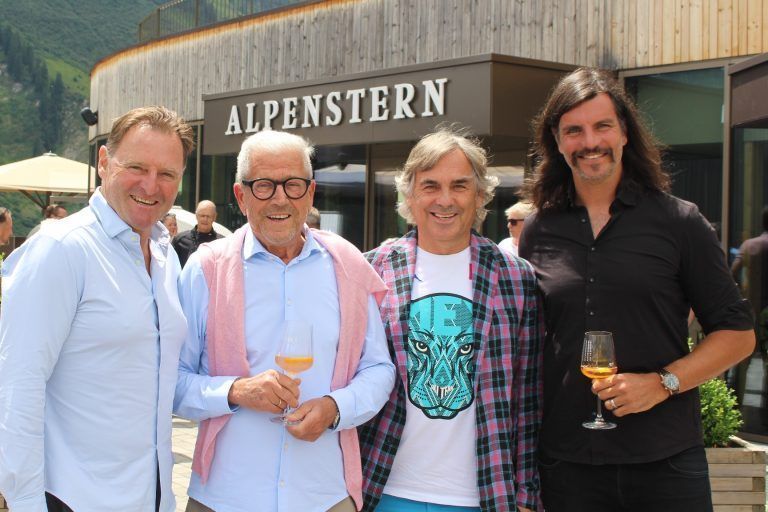 Ein Selfie vom Prinzen für den Kaiser: Ein Mittagessen im Hotel Alpenstern leitete die Eröffnungsfeier 75 Jahre Head ein. Im Bild Museums-Initiator Christan Lingenhöle mit den Ehrengästen Patrick Ortlieb (l.), Head-Chef René Harrer (r.) und Hubertus Prinz von Hohenlohe.