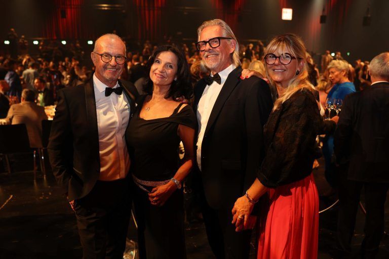Partyfreude nach Schicksalhaftem: Mediziner Reinhard Spöttl und Angie, Reiner Krohnfoth und Alexandra Muchitsch.