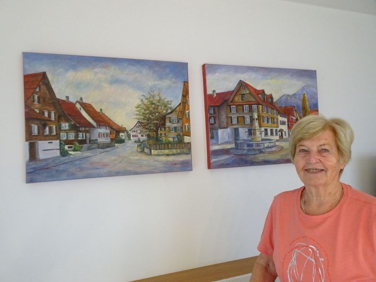 Ilse Theisen-Blank vor zwei Werken ihres Heimatbezirks Hatlerdorf, den sie besonders gerne malt. 