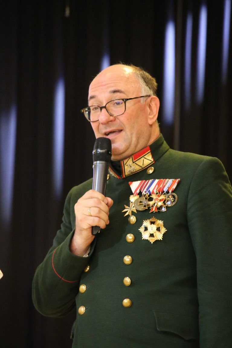 Ein Zeichen für Vergangenheit und Gegenwart : Landespräsident Oberst Alwin Denz dankte den Buchern für die Pflege der Traditionen und Werte.